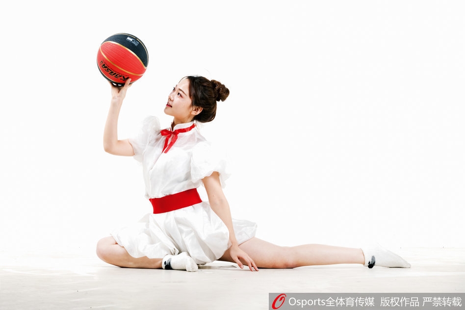 镜头捕捉到一名队员完成一字马后回眸一笑的温柔瞬间，汗水微微打湿了发梢，但眼中的光芒却比场馆的灯光还要明亮，那是属于舞者的骄傲与快乐。