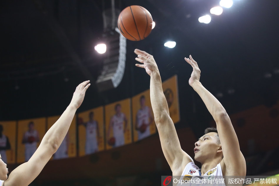 胜利的哨声吹响,广东队的年轻球员胡明轩和队友们紧紧拥抱在一起,他们脸上的笑容如同冬日里的暖阳,庆祝这场来之不易的团队胜利。