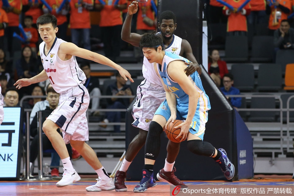 广东外援尼克尔森面对防守球员的贴防,采用灵活的步伐转身跳投,动作一气呵成,篮球稳稳空心入网,展现了他出色的内线进攻万花筒技巧。