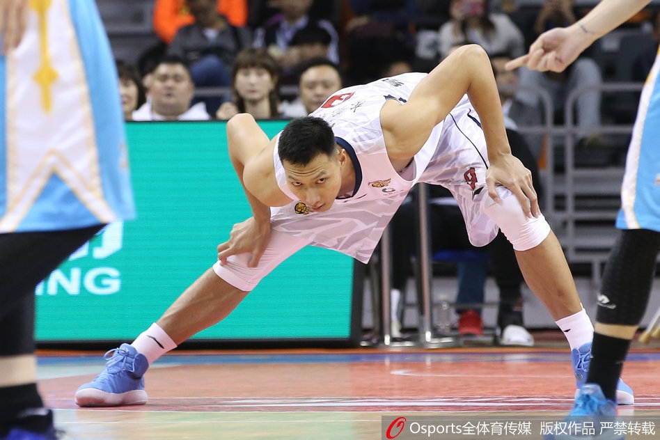 广东队长周鹏在三分线外果断出手,皮球在空中划出一道彩虹般的完美弧线,直穿篮网,这一刻他紧握双拳,脸上露出久违的坚定神情。