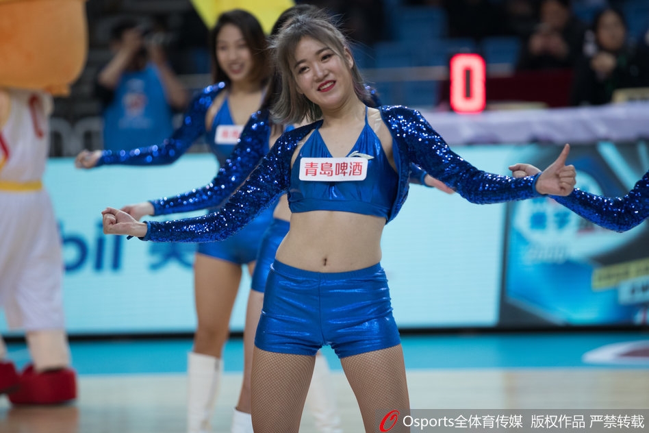 群舞时刻,宝贝们一字排开,高抬腿动作整齐划一,短裙飞扬间露出修长美腿,她们用极具视觉冲击力的阵型将体育馆变成了热舞派对现场。