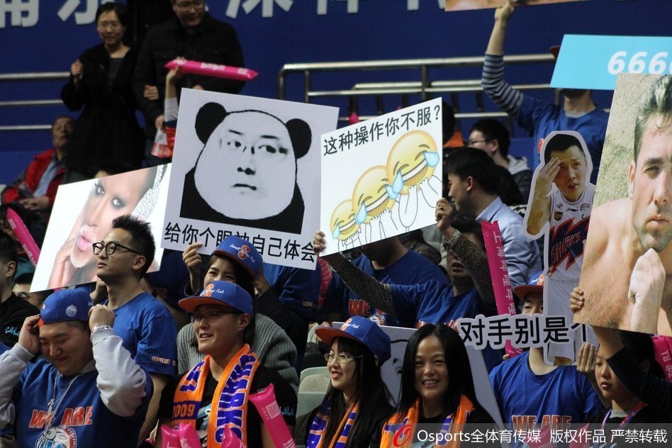 全景镜头扫过场边，几名球迷共同拉着一面巨大的横幅，上面写着'山东队11号，上海为你骄傲！'。在CBA的赛场上，客队球员能得到主队如此规模的公开致敬，实属罕见，这一刻小丁的魅力征服了整座球馆。