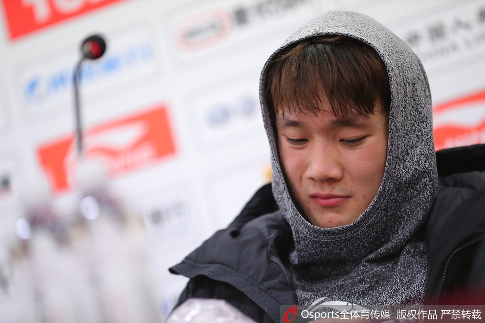 丁彦雨航用手托着下巴，做出倾听状，眼神专注而认真，但微微上扬的嘴角还是暴露了他内心的一丝小情绪