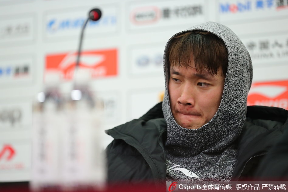 面对记者提问，小丁突然咧嘴一笑，露出带着无奈又有点可爱的表情，仿佛在说‘这比赛打得我真是一言难尽啊’