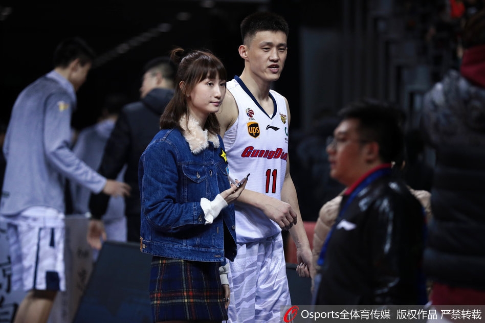 赛后，周鹏妻子的眼神中流露出欣慰与喜悦，她见证了一场属于宏远的艰难胜利，也见证了爱人周鹏的硬汉担当。