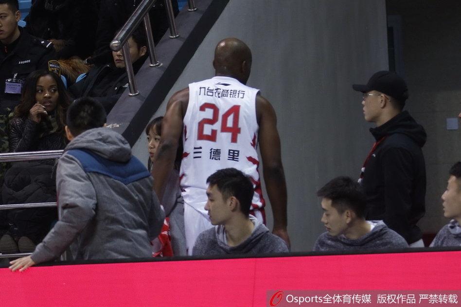 兰德里轰然倒地，地板上的他眉头紧锁，手捂面部，身旁的广州队球员也停下脚步关切回望，空气中弥漫着紧张的气息