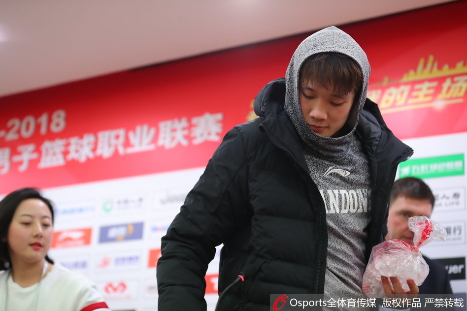 发布会接近尾声，丁彦雨航露出了一个释然而又带着些许疲惫的微笑，仿佛在告诉所有人‘比赛结束了，生活还要继续’