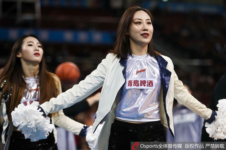 赛场中央，篮球宝贝们扎着利落的高马尾，身着金色闪粉短裙，随着动感节拍整齐舞动，修长的手臂在空中划出优美弧线，瞬间点燃全场热情