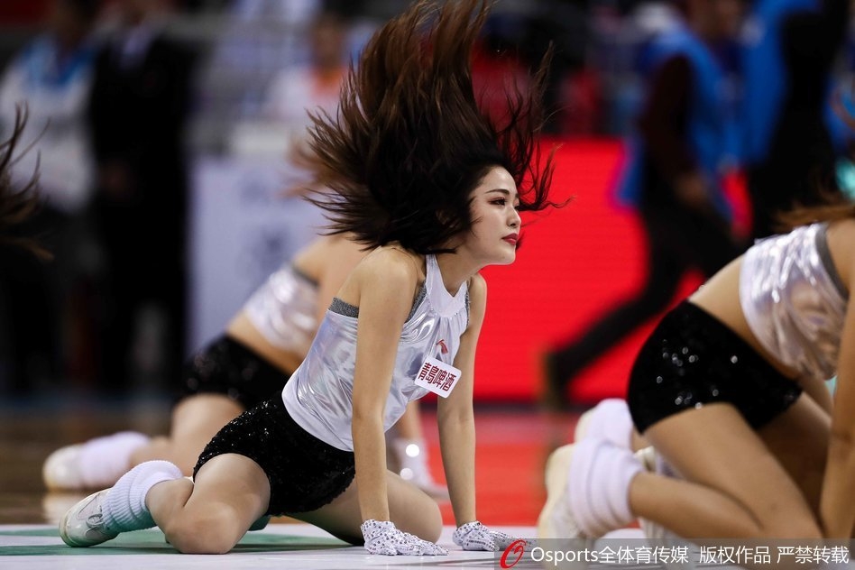 中场休息时，篮球宝贝们换上红白相间的活力装束，手持彩球摆出欢快的舞蹈造型，她们灿烂的笑容和热情的互动，让紧张的赛事氛围得到了温柔的舒缓