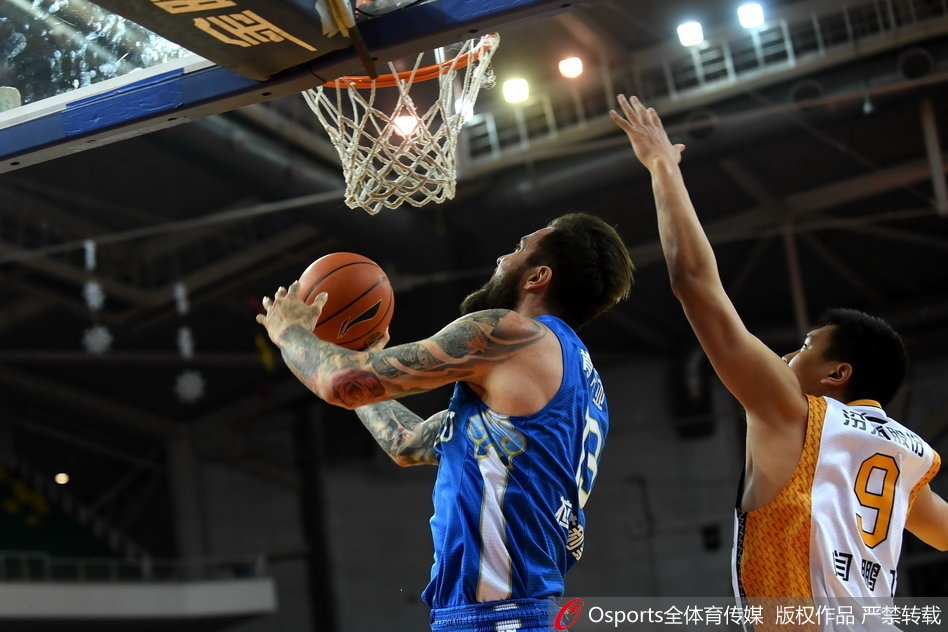 山西悍将闫鹏飞在江苏内线拉杜利察的严防下，依然以标准的姿势跳投出手，篮球空心入网，这一刻他展现了山西本土球员的硬气和实力。