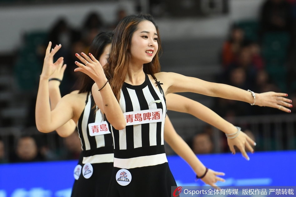 在蓝色灯光的映衬下，宝贝们一字排开，展现出整齐划一的舞步。她们修长笔直的双腿随着队形变换交错移动，力量与美感并存，让人移不开眼。