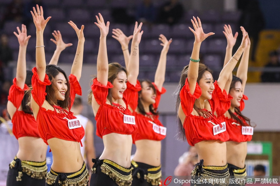 啦啦队员甜美特写，精灵妆容精致可爱，眨眼瞬间电力十足