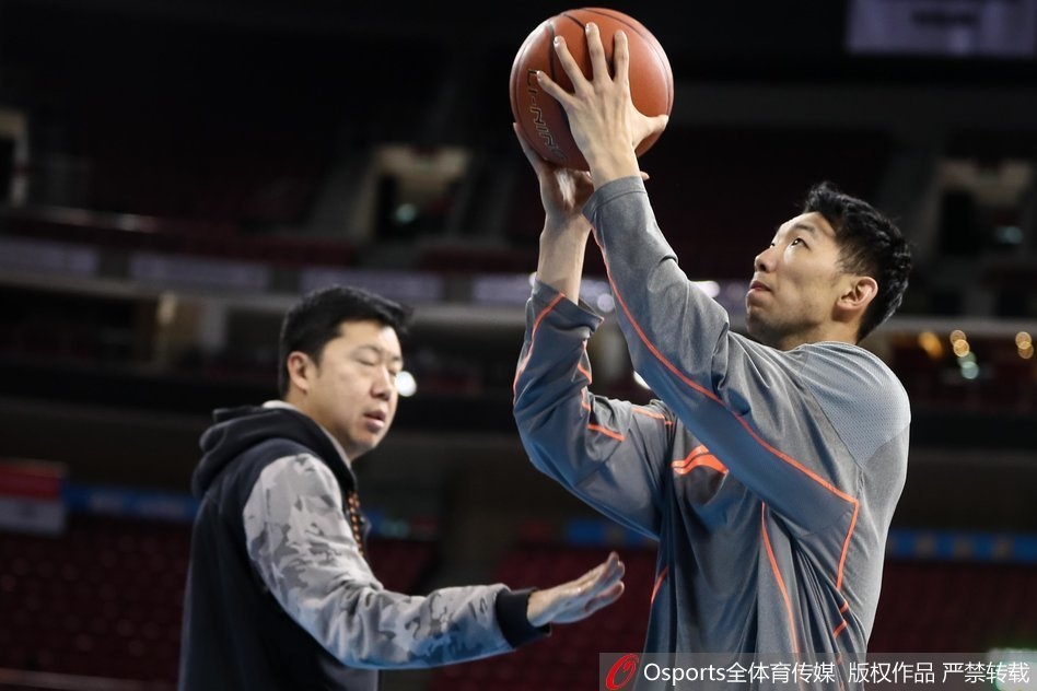 在分组对抗环节,王治郅亲自持球背身单打年轻球员,他凭借扎实的臀位和精湛的转身技术轻松摆脱防守,场边的队友们看得入神,眼神中充满了敬佩与渴望。