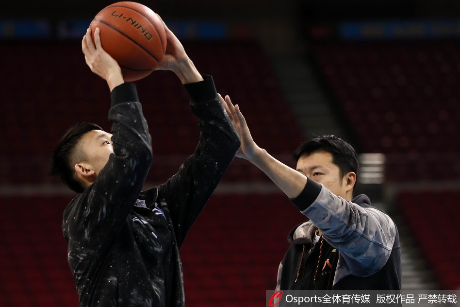 汗水湿透了王治郅的训练服,他神情严肃地对着一位年轻内线球员面授机宜,大郅的手轻轻搭在对方肩上,眼神中流露出一种亦师亦友的深切关怀。