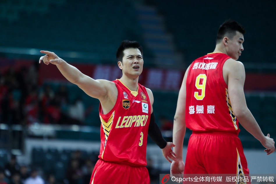 深圳队外援萨林杰在加时赛中犹如坦克般碾压广州队内线防守，强势上篮得分，全场他砍下惊人的47分20篮板