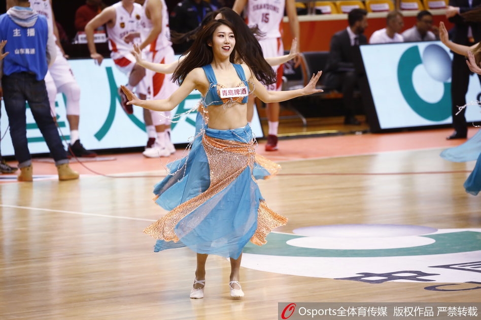 伴随着现场中文电音金曲的响起，山东高速篮球宝贝们在场地中央尽情释放。她们身着亮片短上衣搭配热裤，随着节奏感极强的鼓点整齐地迈着舞步，自信的眼神和飒爽的舞姿将现代女性的阳光健康之美展现得淋漓尽致。