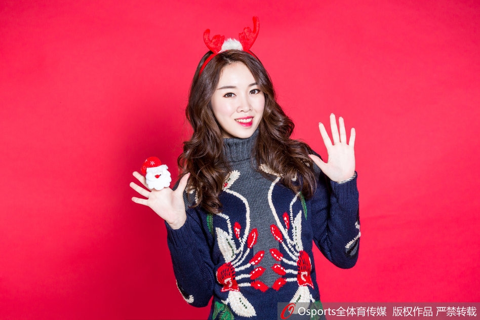 纵列高清大图展示了宝贝们的修长身姿，红色短裙与白色运动鞋的经典搭配，在麋鹿角的点缀下显得既健康又充满节日特有的浪漫气息。