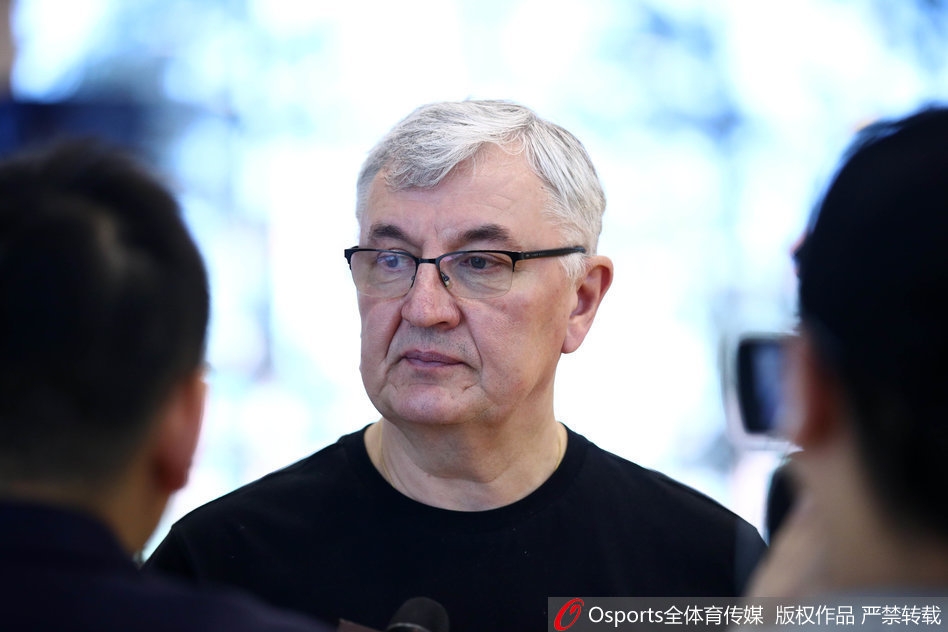 赵睿在跑步机上高强度间歇跑，心率飙升却依然目光如炬，备战联赛不容丝毫松懈