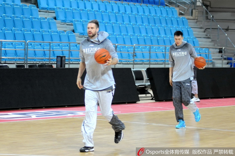 在人仰马翻的激烈拼抢中，身穿白色训练服的马布里如猎豹般倒地护球，即便在地板上也紧紧将球抱在怀中，眼神里透出对胜利的无限渴望。