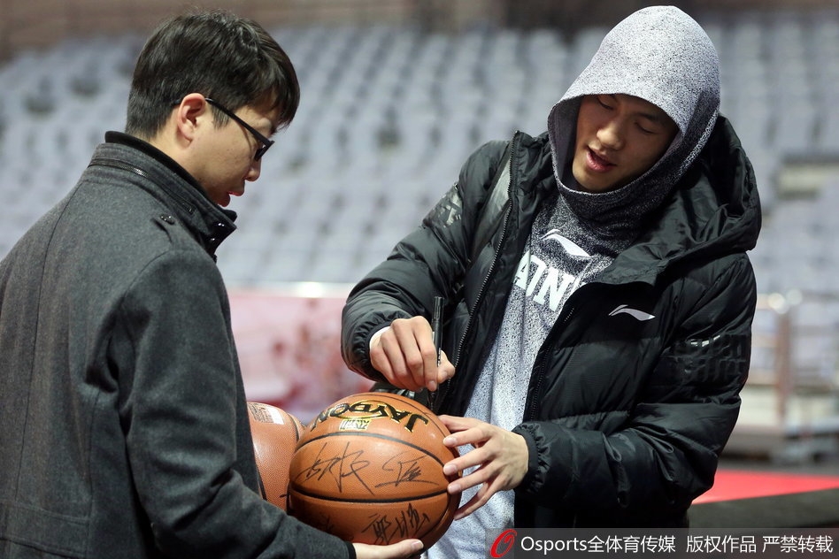 训练结束，赵继伟在队友的环绕中露出腼腆又满足的神情，他或许刚刚成功化解了一次‘危机’，或许只是享受这种与兄弟们并肩作战的纯粹快乐。