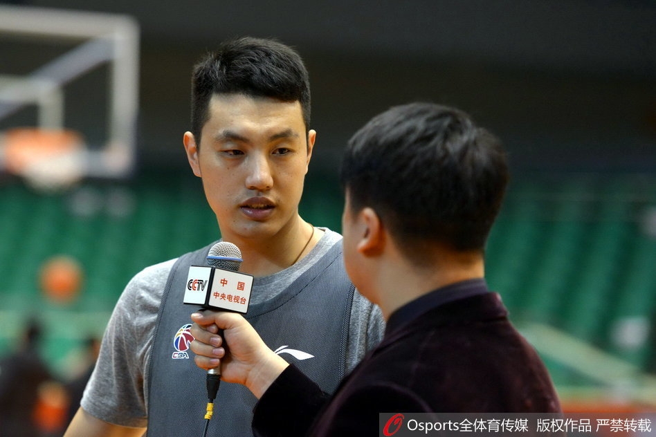 翟晓川在底角进行滑步防守训练，表情严肃认真，紧身训练服下隐约可见赴美特训积累的肌肉线条。