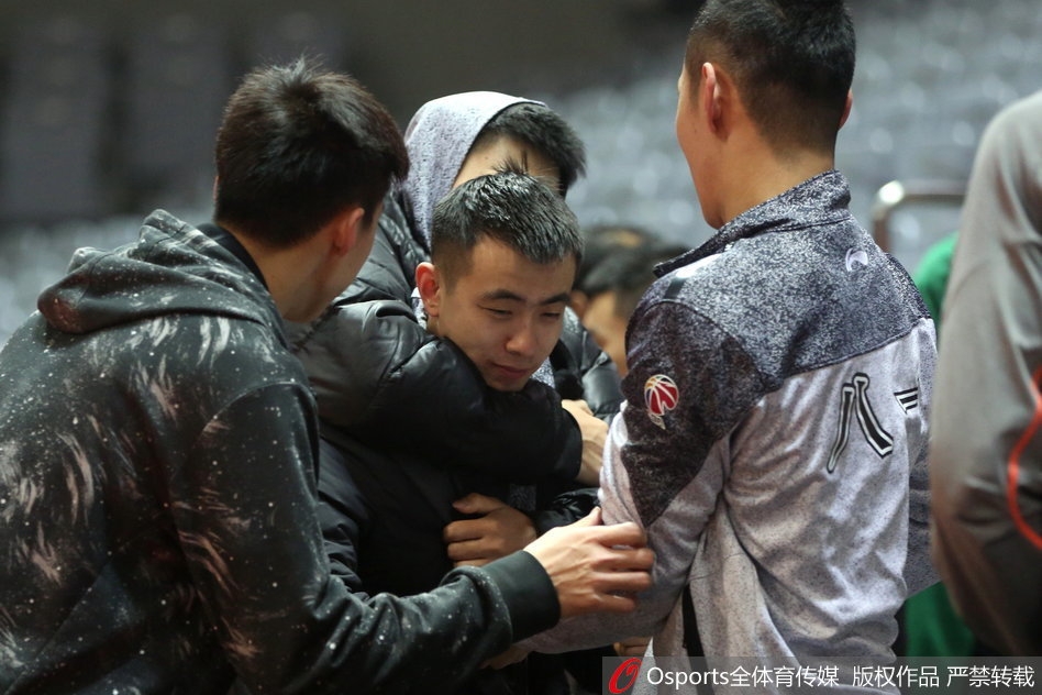 不止一名队友参与‘围攻’，但赵继伟丝毫不显慌乱，他侧身护球，嘴角挂着一丝苦笑不得的笑意，这种在重压下依然能找到乐趣的状态，正是辽篮团结一心的缩影。