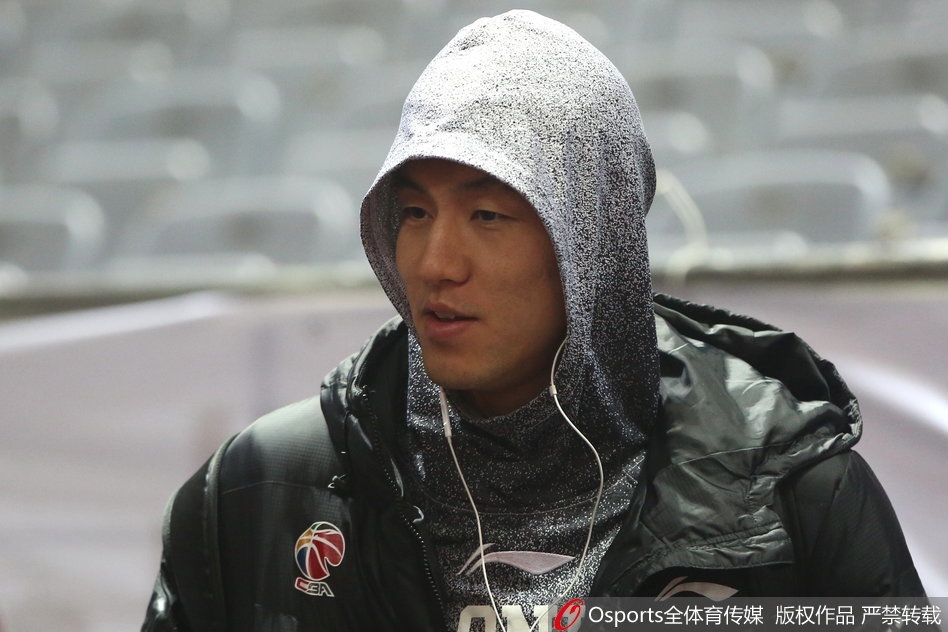 训练间歇，赵继伟与队友勾肩搭背，脸上洋溢着灿烂的笑容，刚才的‘围攻’显然只是兄弟间的玩笑，这种轻松的氛围是化解疲惫和压力的最佳良药。