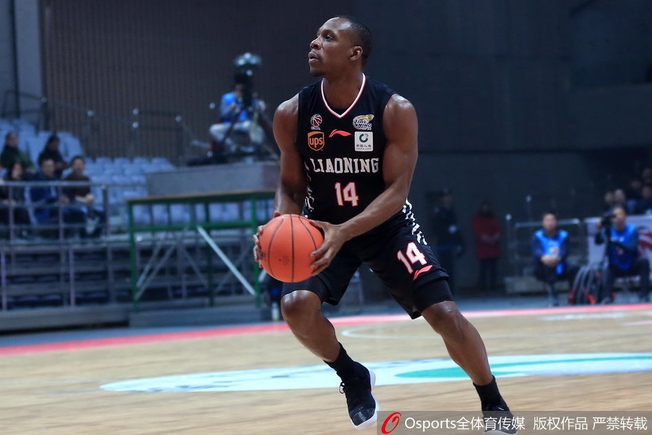 韩德君力劈华山单手劈扣,赵继伟在旁目送皮球入筐