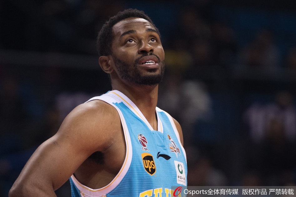 南京新主场青奥体育馆内座无虚席，热情的球迷们掀起人浪，共同见证球队在新主场的首场胜利