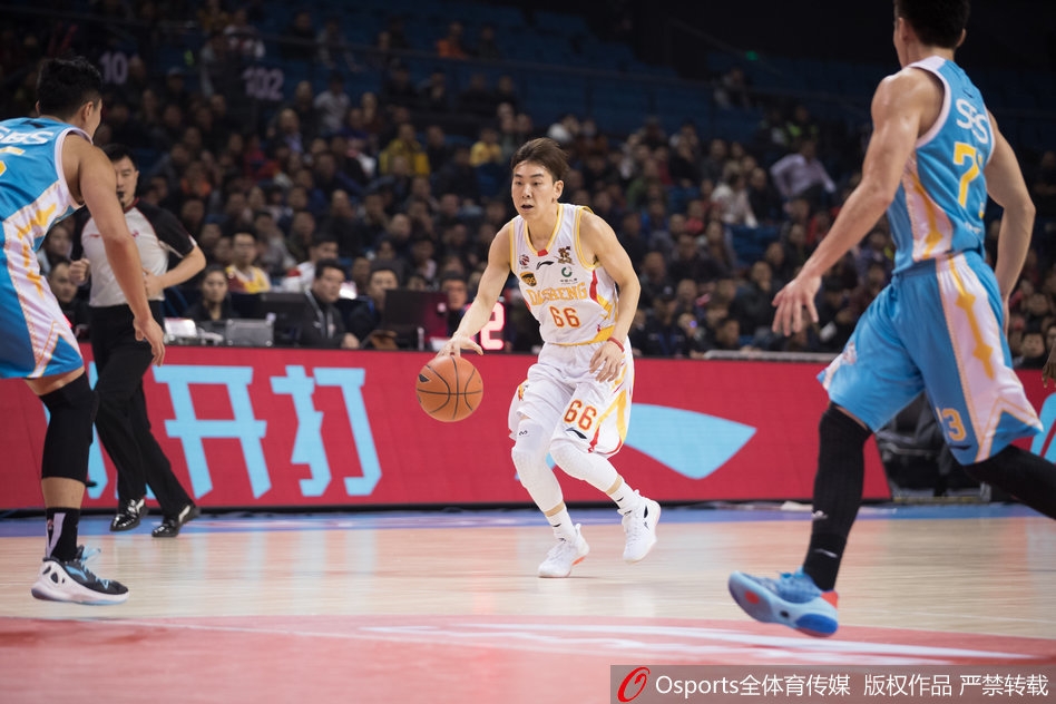 南京同曦队教练组在比赛暂停期间紧张布置战术，替补球员们聚精会神地聆听，准备随时登场