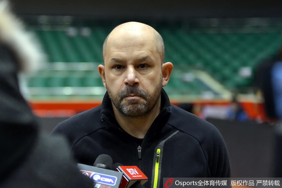 翟晓川在三分线外接球跳投，投篮手型标准，落地瞬间目光紧盯着划过完美弧线的篮球。