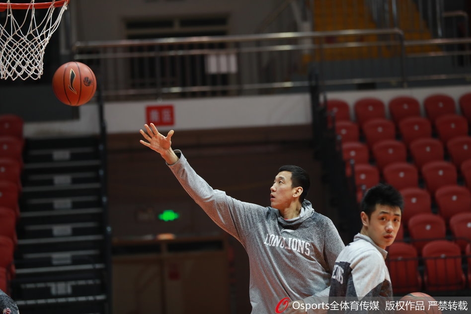 广州队训练馆内灯火通明,球员们在进行拉伸放松,为即将开始的高强度对抗做着最后的准备,空气中弥漫着专注与决心。