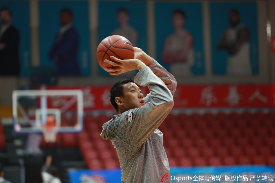 主帅崔万军双手抱胸,目光如炬地注视着场上的战术跑位,他身后的战术板上画满了复杂的跑动路线,这是他运筹帷幄的战场。