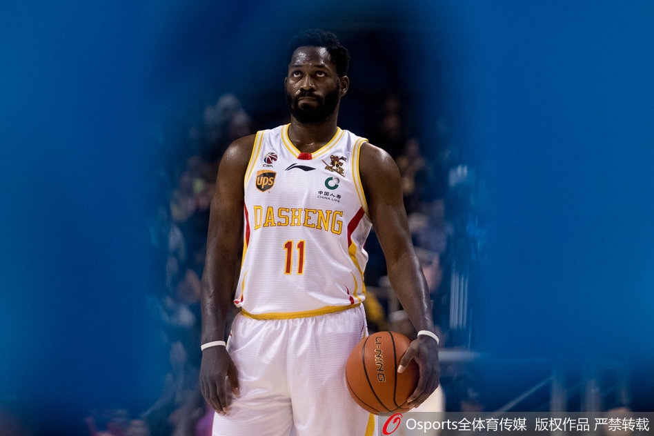 韩德君在八一队内线高高跃起，双手暴扣，巨大的身躯在空中宛如一座移动的铁塔。