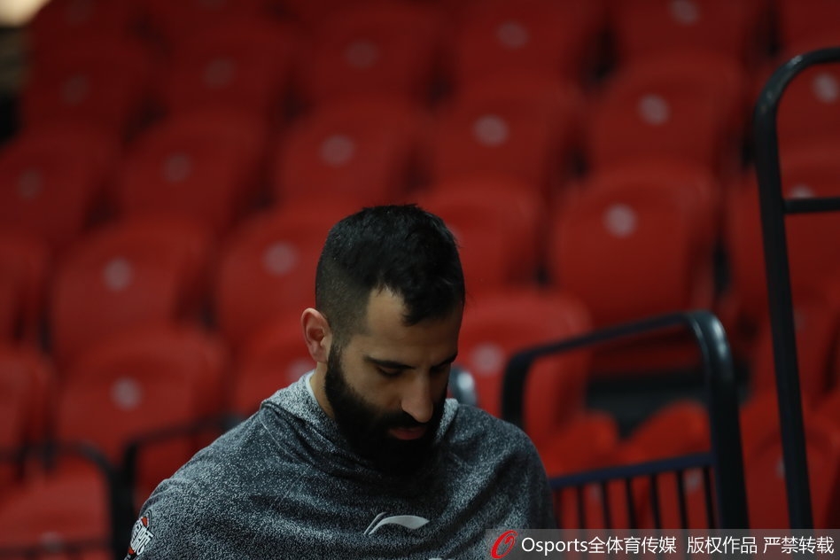 训练结束,夕阳透过球馆高窗洒在地板上,队员们的身影被拉得很长,他们拖着疲惫却满足的身躯,准备迎接新的战斗。