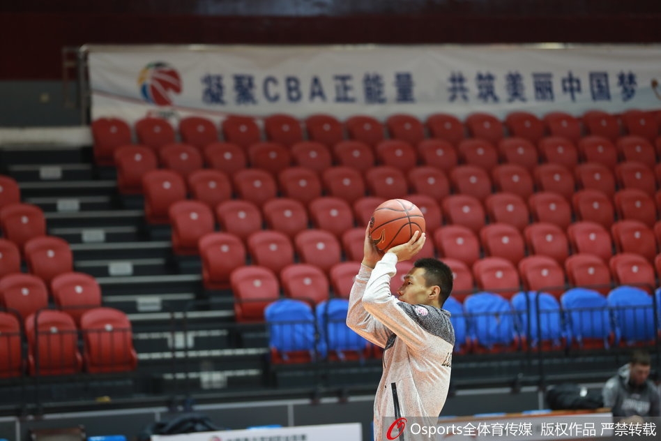 两名球员在篮下进行激烈的卡位对抗,肌肉碰撞声仿佛穿透画面,让人感受到训练场上剑拔弩张的实战气氛。