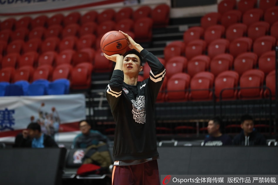 训练间隙,福格与队友击掌相庆,脸上的汗水反射着灯光,他的笑容传递着对胜利的坚定信念和团队的默契。