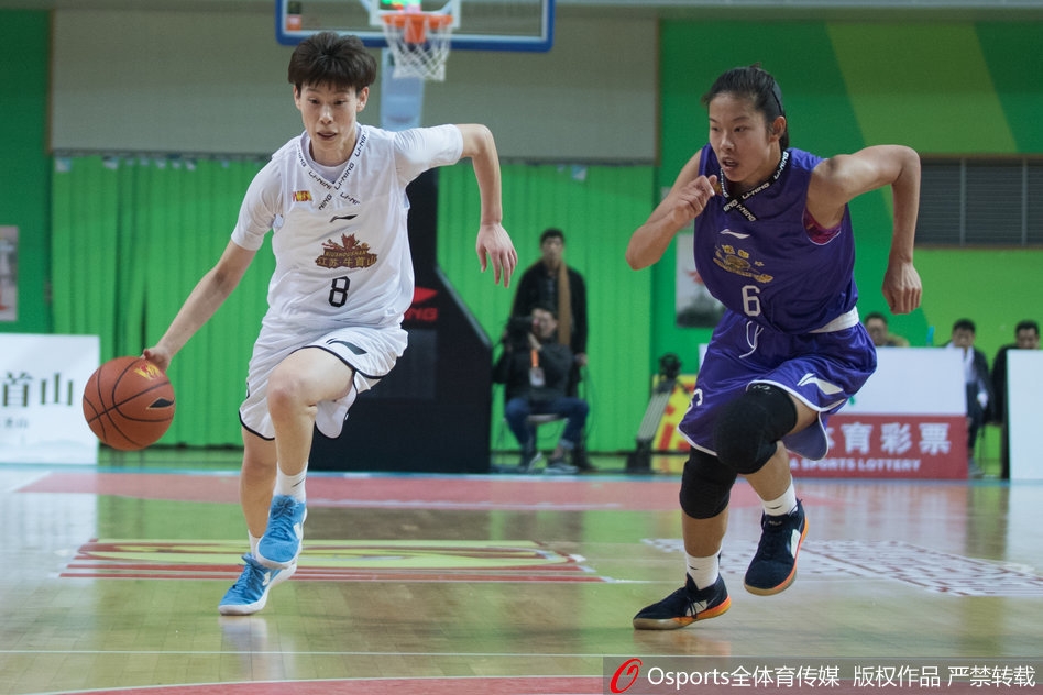 江苏外援梅德韦杰夫完成一次势大力沉的双手暴扣，整个篮架都在颤抖，她挂在篮圈上的瞬间，全场球迷为之沸腾。