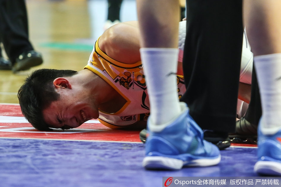 赛后广厦更衣室内，队医正在为孙铭徽的脚踝绑上厚厚的冰袋进行冰敷，孙铭徽神情平静但难掩失落