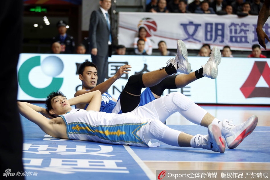 福建队替补席全员起立，为队友的精彩进球忘情欢呼，团结的氛围洋溢在每个人的脸上。