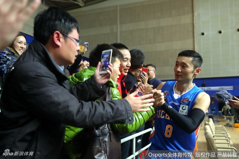 身披四川队战袍的刘炜赛后绕场一周，深情望向看台上久久不愿离去的上海球迷，眼神中满是眷恋与感动