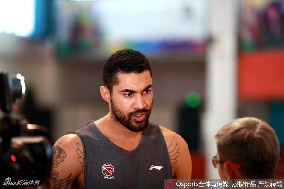 利马在训练师的协助下进行赛前拉伸,神情专注而认真。他全身的肌肉紧绷,每一寸线条都诉说着职业球员的自律,与当时体型发福的布拉切形成了鲜明对比。