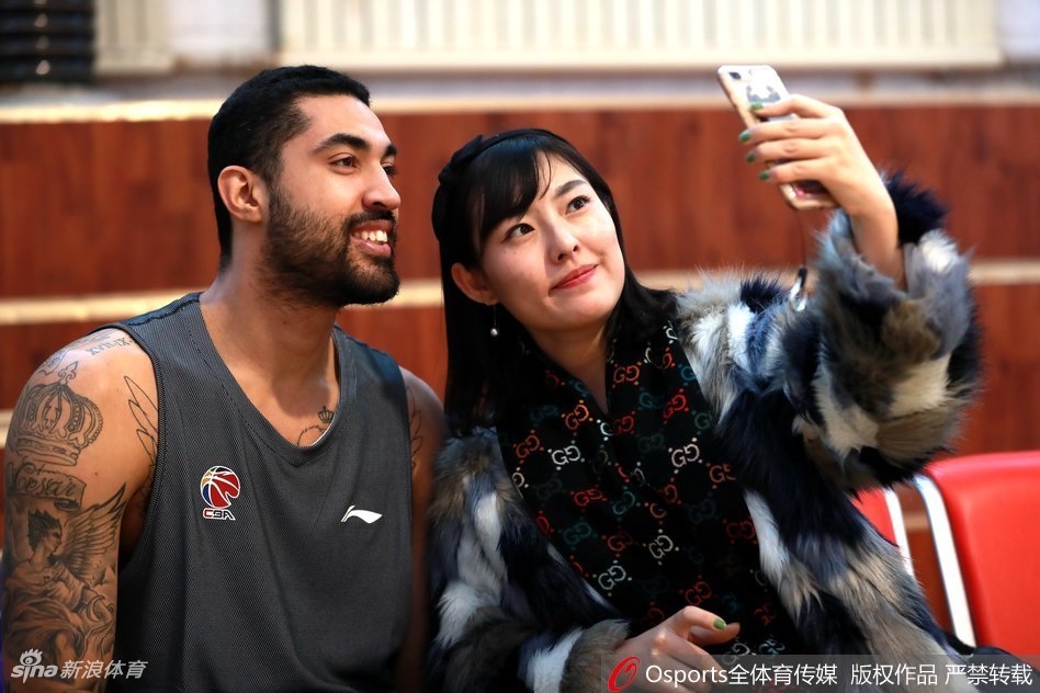 训练场上的利马展现出十足的活力,在进行对抗训练时高高跃起,手臂肌肉线条分明,仿佛一只展翅的雄鹰,准备在禁区内遮天蔽日。