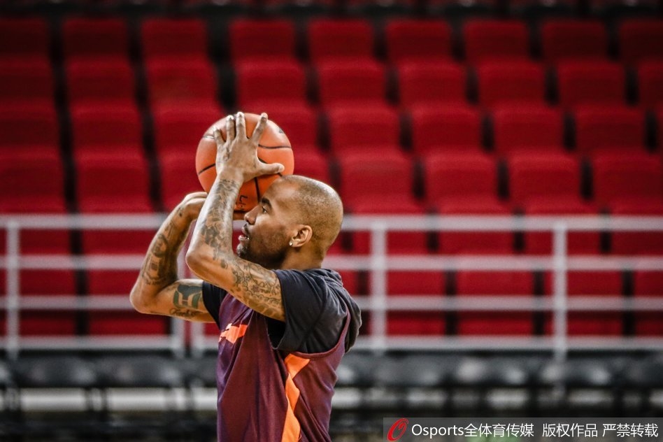 训练中北京队员进行传球配合,雅尼斯强调的团队篮球理念让每个人都在进攻体系中找到位置。