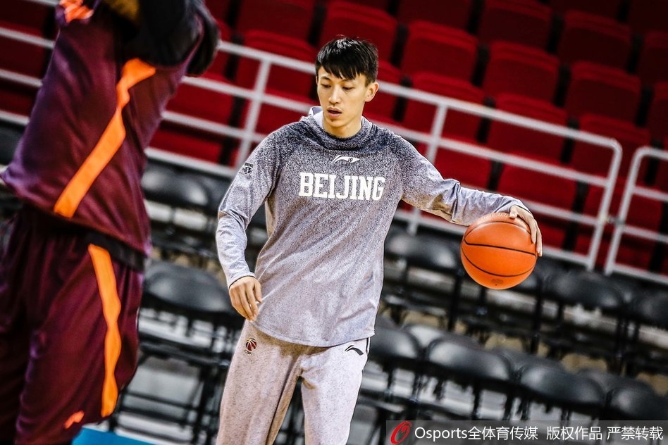 方硕运球突破防守,眼神专注,昔日录像师如今已成为球队不可或缺的核心力量。
