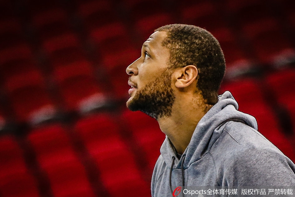 北京队员进行持球突破上篮训练,汗水飞溅体现出高强度对抗下的专注度。