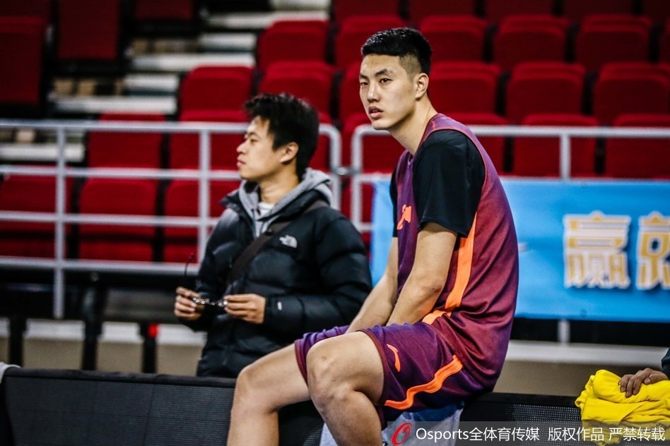 主教练雅尼斯在场边指导战术,希腊人打造的防守体系和团队理念正在深刻改变球队。