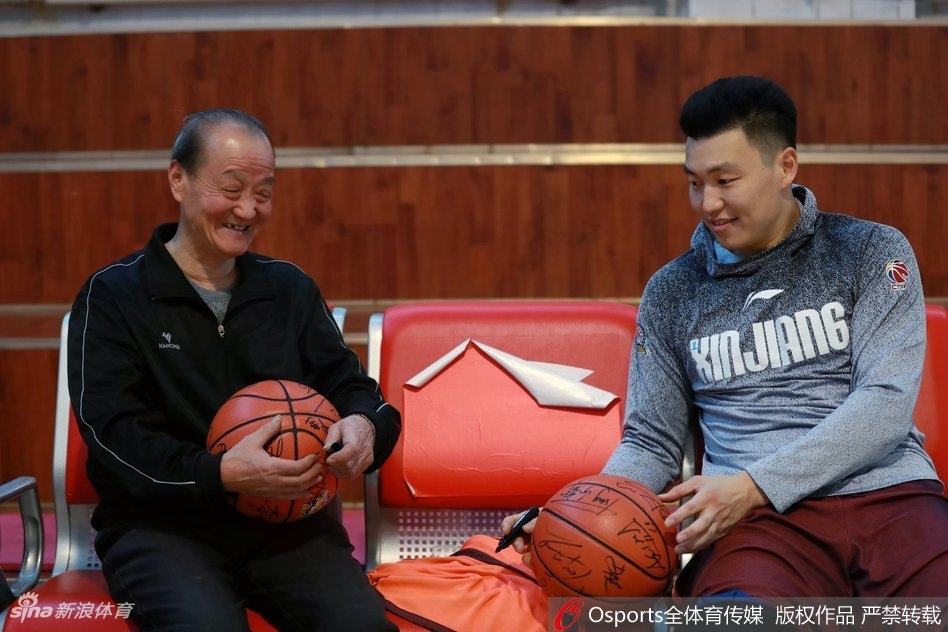 在分组对抗中,利马接到队友传球后高高跃起准备单手劈扣,他的身体在空中完全舒展,仿佛将训练馆的穹顶当作了翱翔的天空,力量感十足。