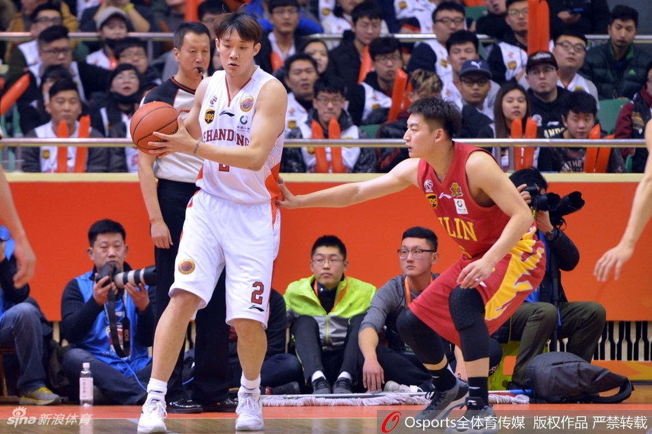 丁彦雨航犹如神兵天降，在吉林队层层围堵的防线中撕开缺口，以标志性的突破上篮撕裂对手防线。