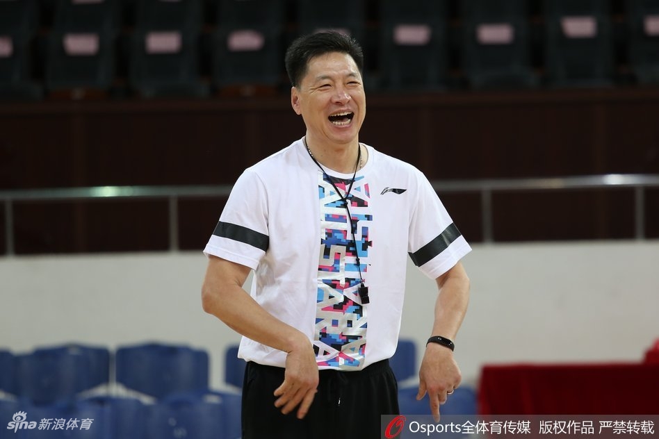 外援博洛西斯在训练中秀出柔和手感,作为希腊国家队的老将,他丰富的比赛经验和出色的策应能力,让广厦的进攻体系变得更加立体和多变。